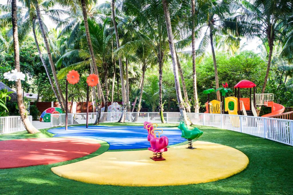 Zahrada ubytování Niyama Private Islands Maldives - 25 percent off on Seaplane for minimum stay of 7 nights and more for stays until 20 October 2025