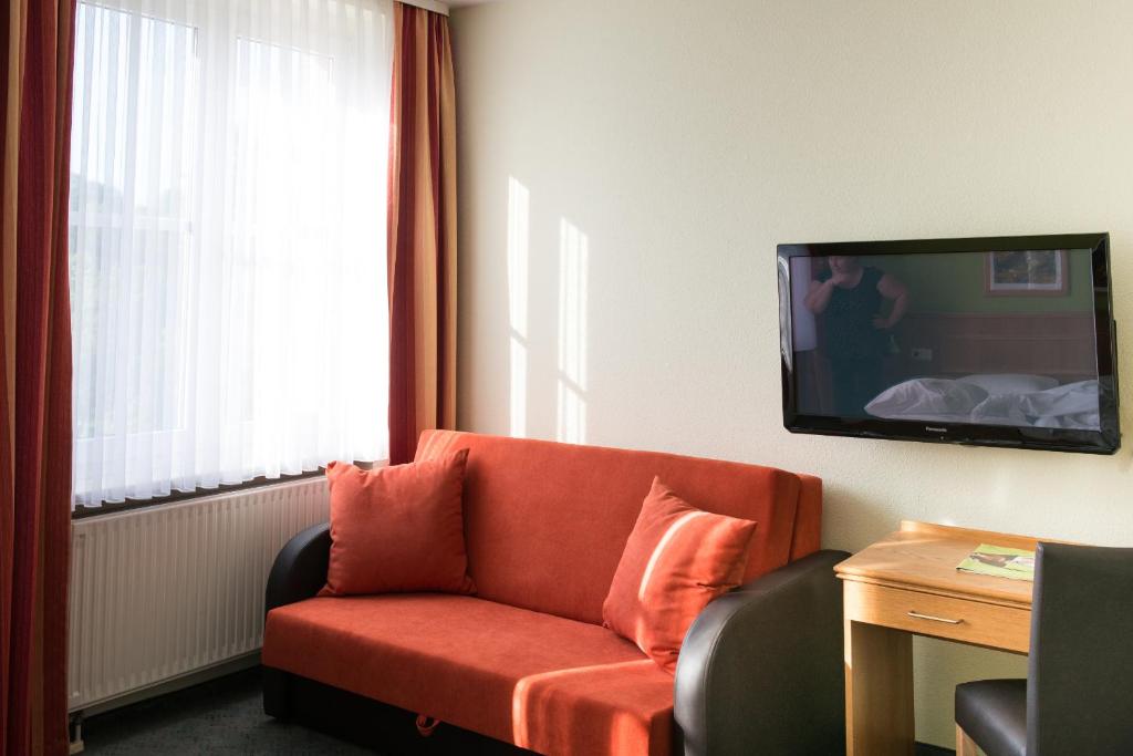 TV a/nebo společenská místnost v ubytování Land- und Golfhotel Alte Fliegerschule