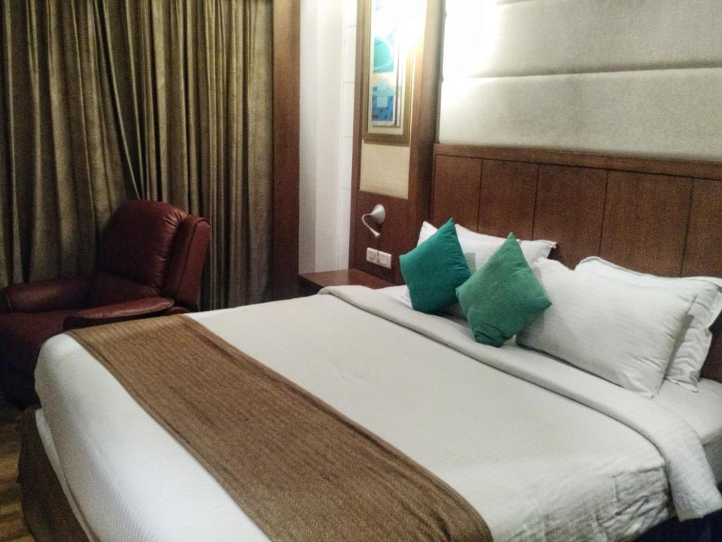 Postel nebo postele na pokoji v ubytování Savoy Suites Greater Noida