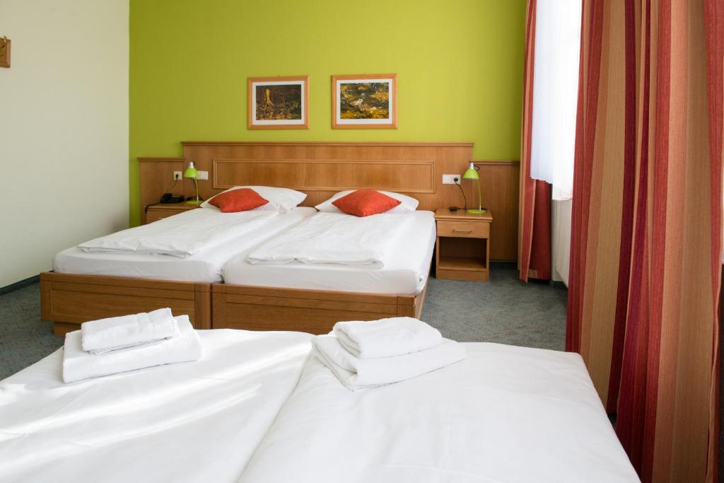 Postel nebo postele na pokoji v ubytování Land- und Golfhotel Alte Fliegerschule