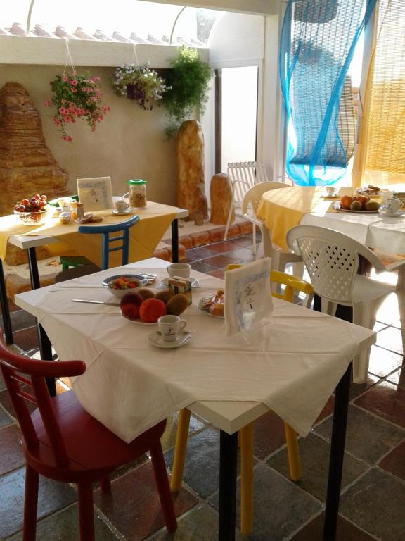 uma mesa com um prato de fruta sobre ela em Borgo Manfria em Gela
