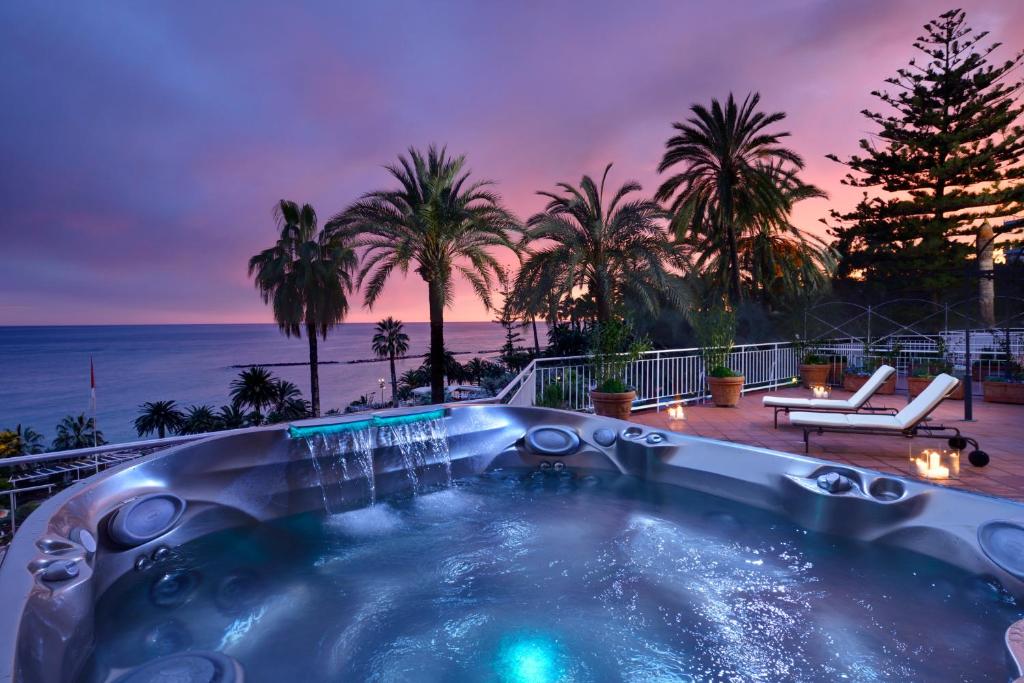 Bazén v ubytování Royal Hotel Sanremo nebo v jeho okolí