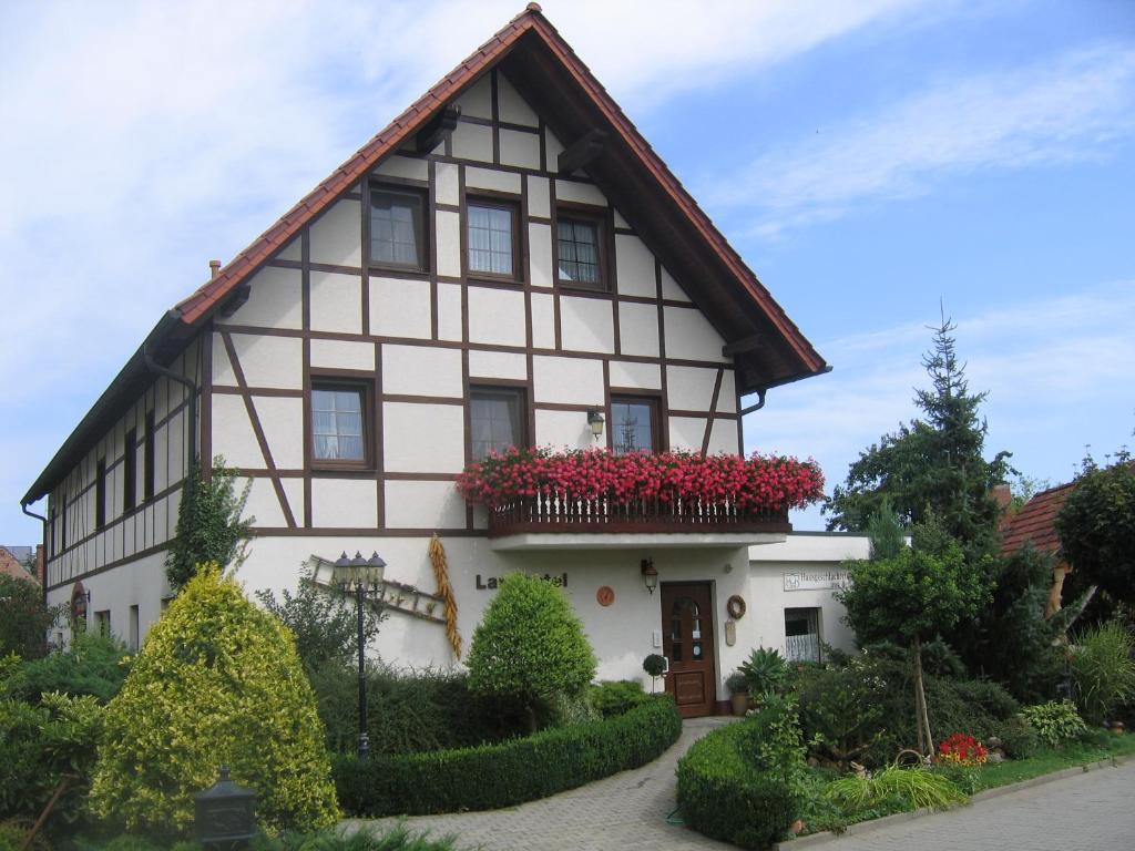 ein Haus mit Blumen im Vorgarten in der Unterkunft Landhotel Biberburg in Bad Liebenwerda