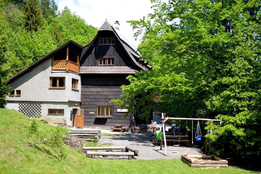 een groot huis met een speeltuin ervoor bij Chata Mir in Dolní Bečva