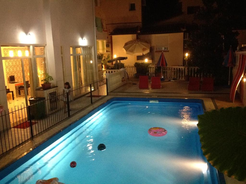 Bazén v ubytování Hotel Aurora nebo v jeho okolí