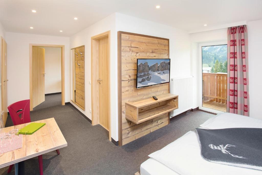 A television and/or entertainment centre at Das Kleemanns