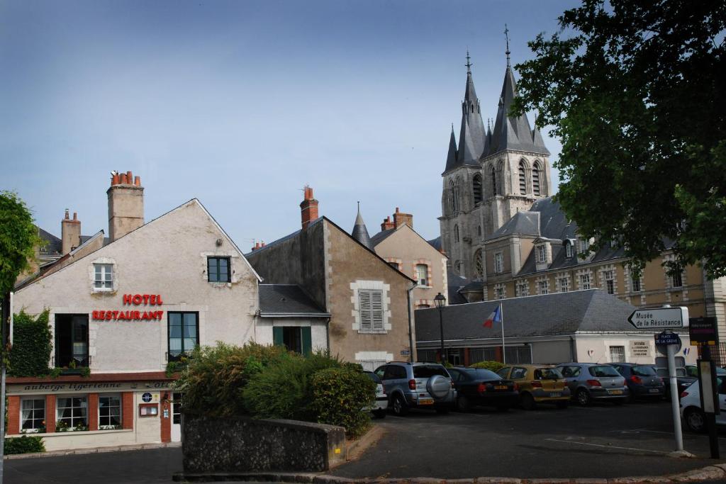 ブロワにあるLogis Cote Loire - Auberge Ligerienneの教会のある小さな町の通り