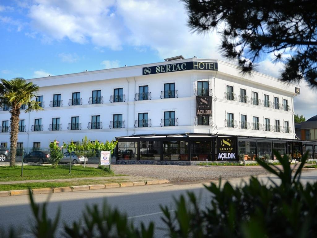 サカリヤにあるSertaç Hotelの看板が貼られた白い大きな建物