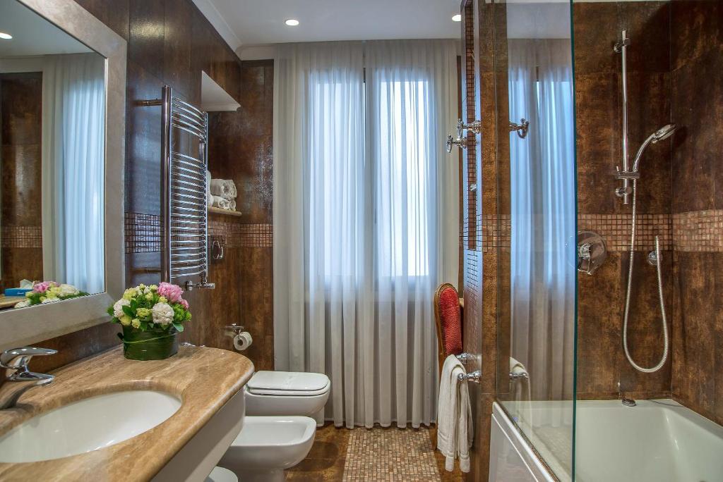 Koupelna v ubytování Hotel Forum