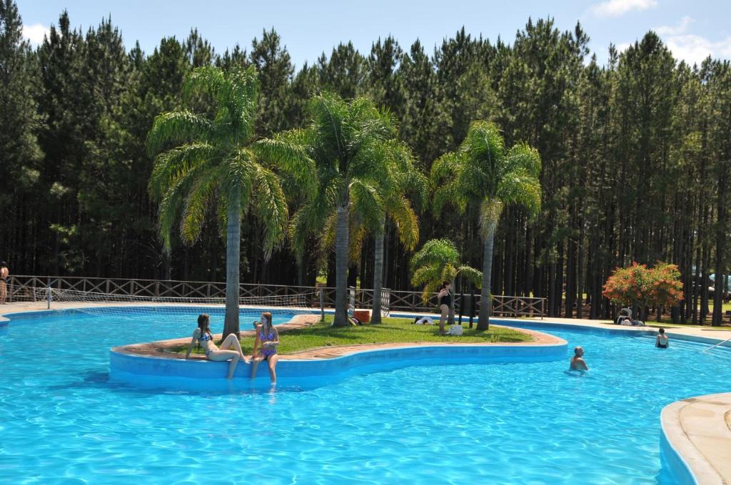 un grupo de personas sentadas en una piscina en Gran Hotel Uruguay, en Salto