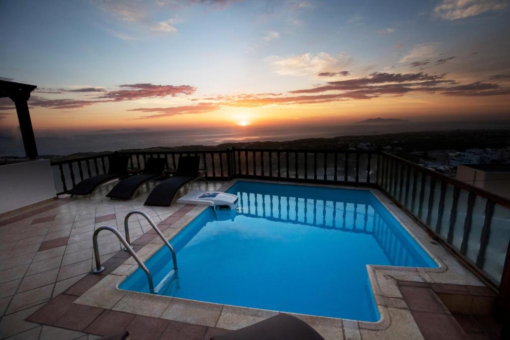 Bazén v ubytování Amerisa Suites & Villa nebo v jeho okolí