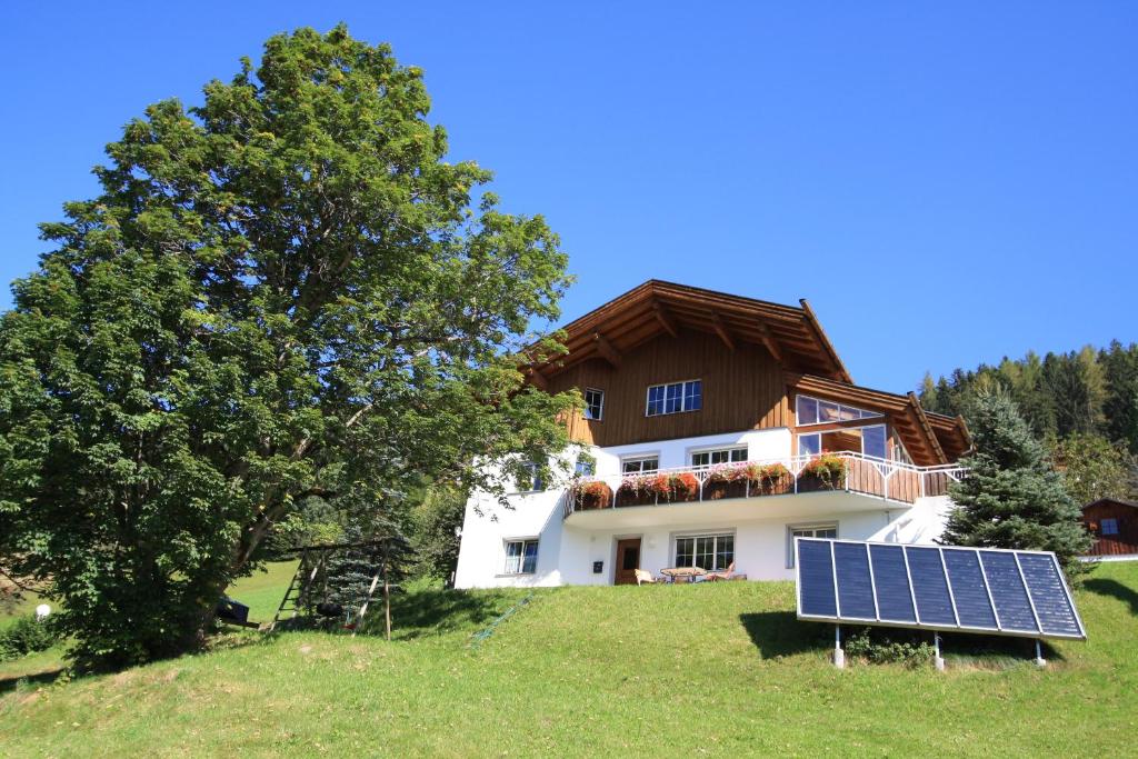 een huis met een zonnepaneel in het gras bij Haus Marija in Bartholomäberg