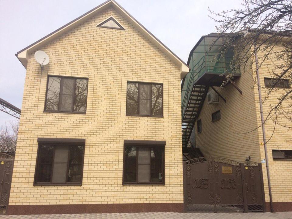 エイスクにあるGuest House na Karla Libknekhta 68の大きな黄色レンガ造りの家