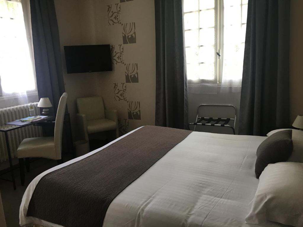 Postel nebo postele na pokoji v ubytování Logis La Thomasse
