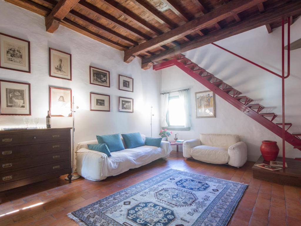 フィレンツェにあるMamo Florence - Vasari Apartmentのリビングルーム(ソファ2台、階段付)