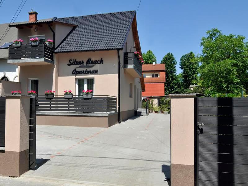 Budova, v ktorej sa apartmán nachádza