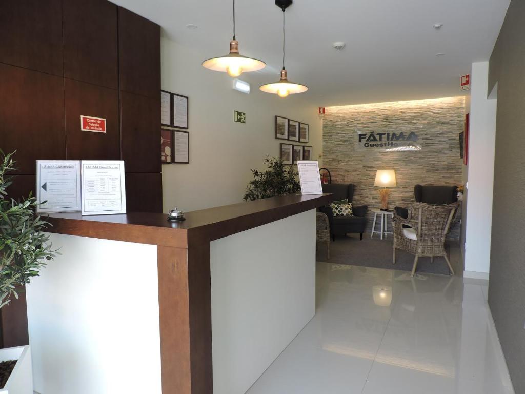 un hall d'attente avec comptoir de réception dans l'établissement Fátima GuestHouse, à Fátima