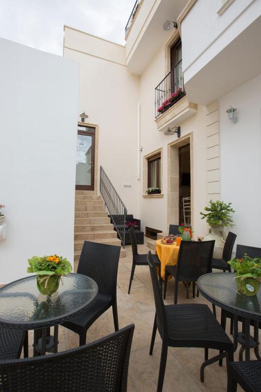 patio ze stołami i krzesłami w budynku w obiekcie B&B Le due gioie w mieście Taviano