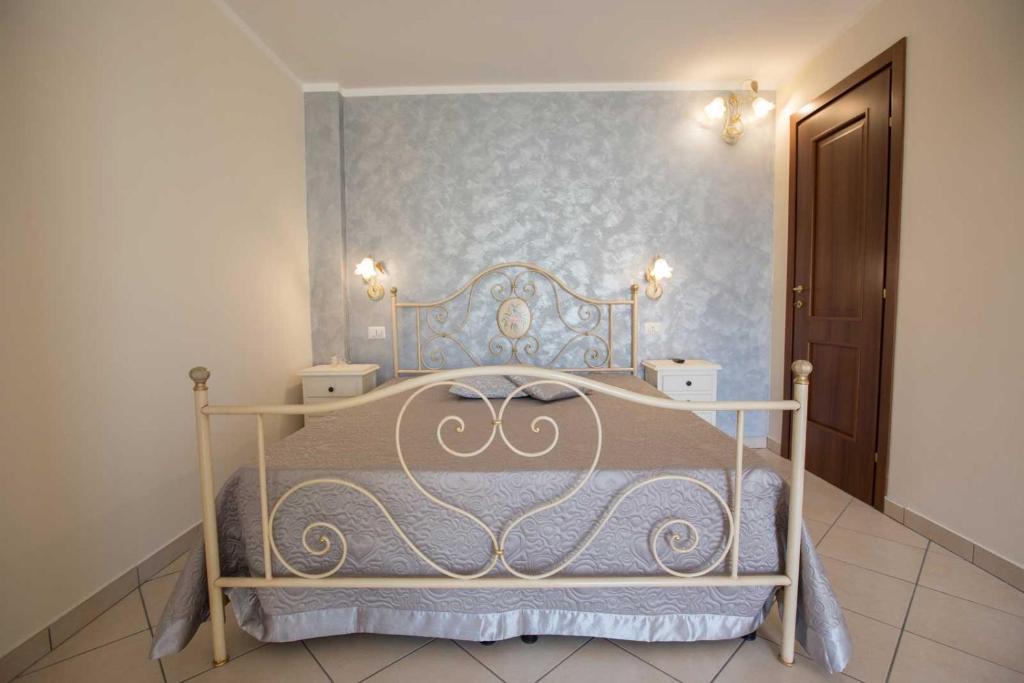 Łóżko lub łóżka w pokoju w obiekcie B&B Le due gioie
