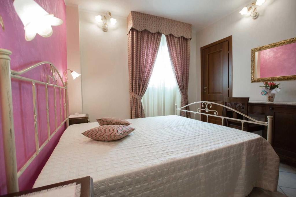 Łóżko lub łóżka w pokoju w obiekcie B&B Le due gioie