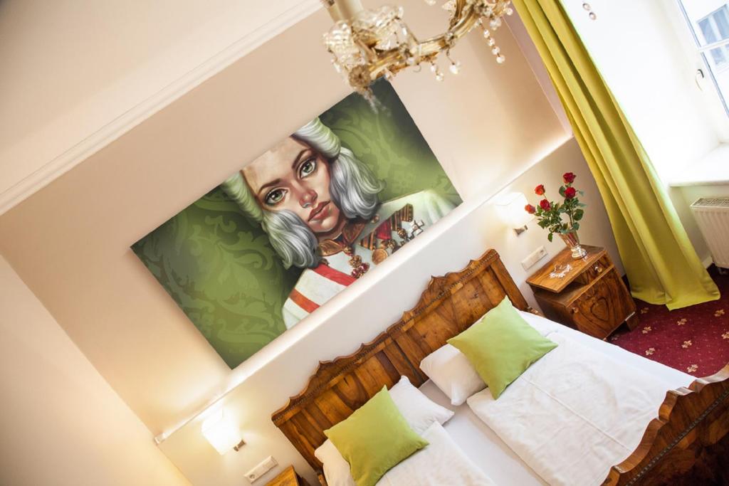a room with a painting of a king on the wall at Urban Stay Salzburg City in Salzburg