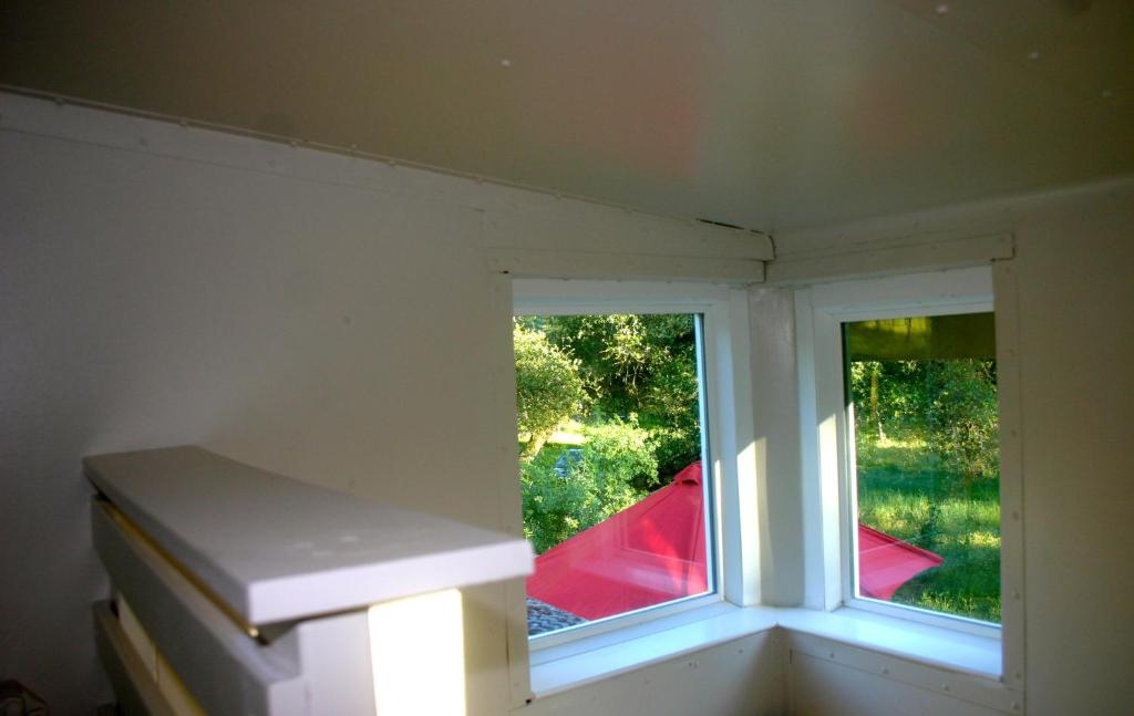 pokój z 2 oknami w małym domku w obiekcie Little Red Caboose w mieście Oakhurst