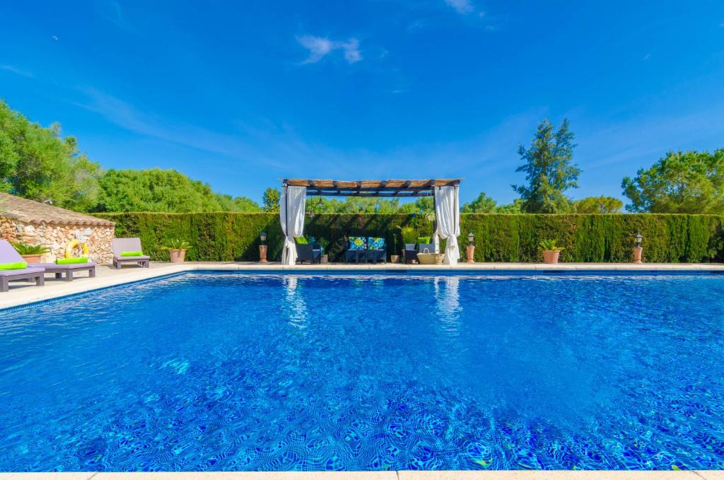 The swimming pool at or close to Es Camp Fred