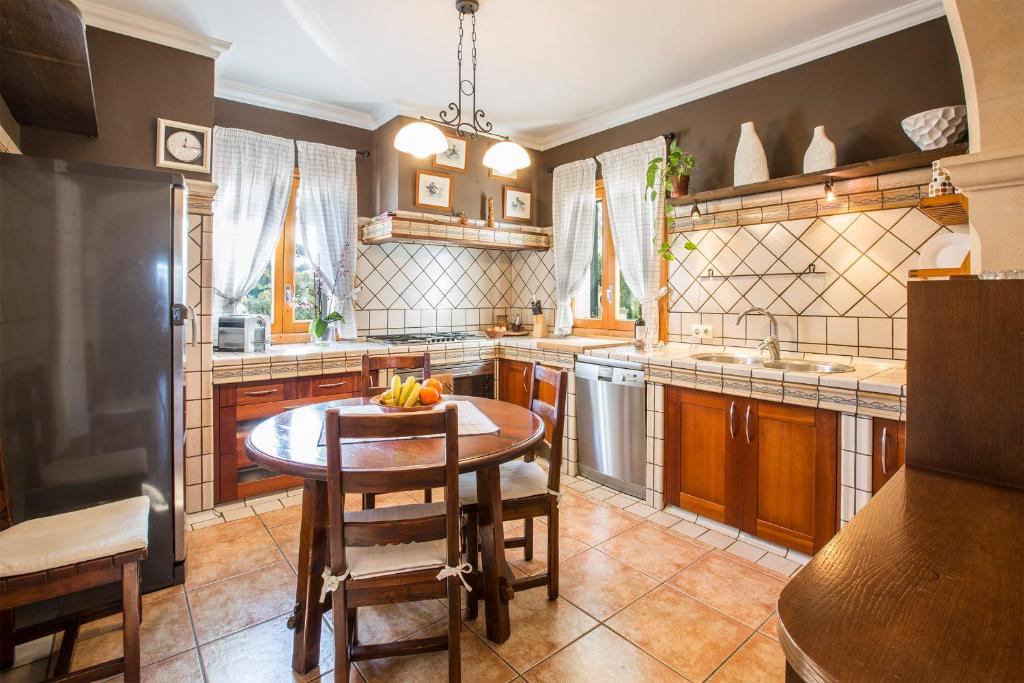 A kitchen or kitchenette at Es Camp Fred