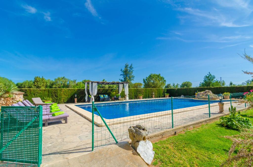 The swimming pool at or close to Es Camp Fred