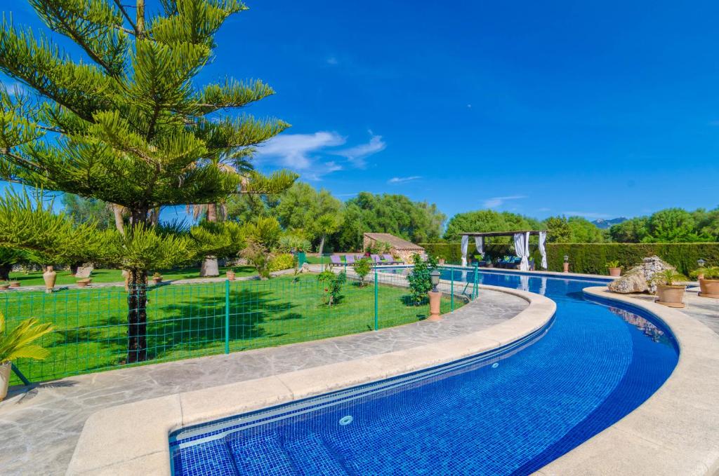 The swimming pool at or close to Es Camp Fred