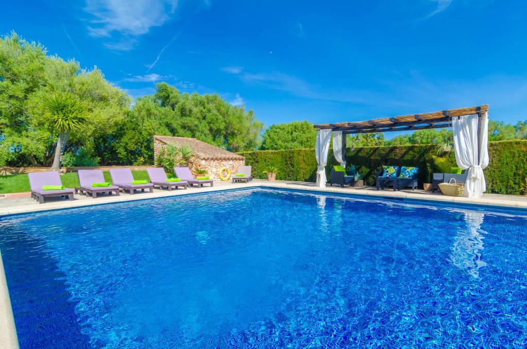The swimming pool at or close to Es Camp Fred