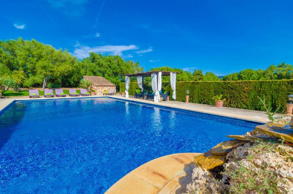 The swimming pool at or close to Es Camp Fred