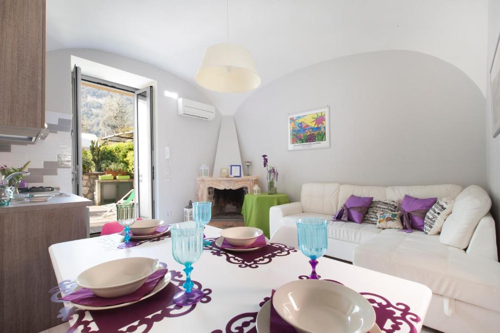 索倫托的住宿－Dreaming Sorrento Suites，客厅配有桌子和白色沙发