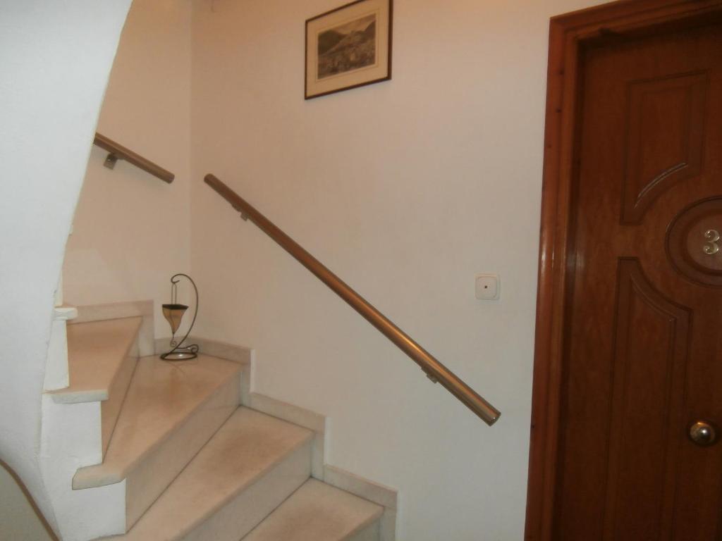 エルムポリにあるAvra Roomsの木製のドアと階段の階段