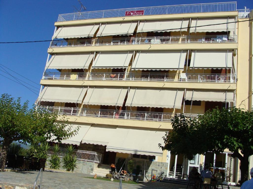 un edificio alto con gente en sus balcones en Rodon, en Loutra Edipsou