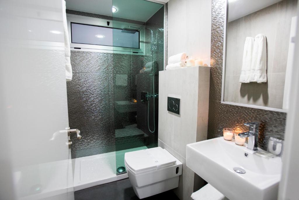 A bathroom at Valentina Beach