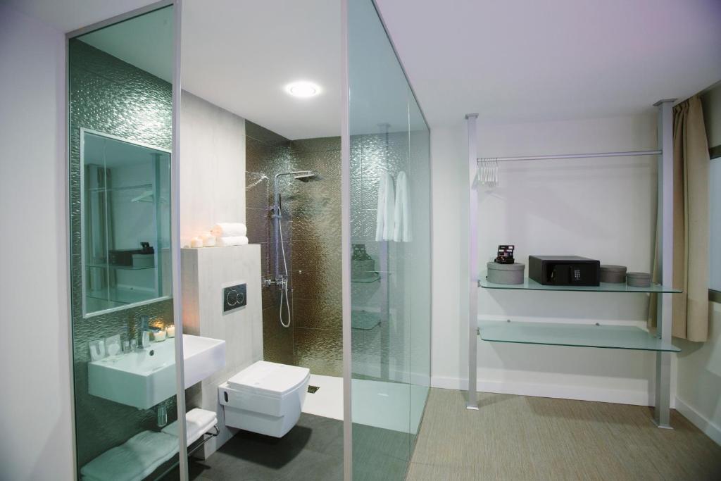 A bathroom at Valentina Beach