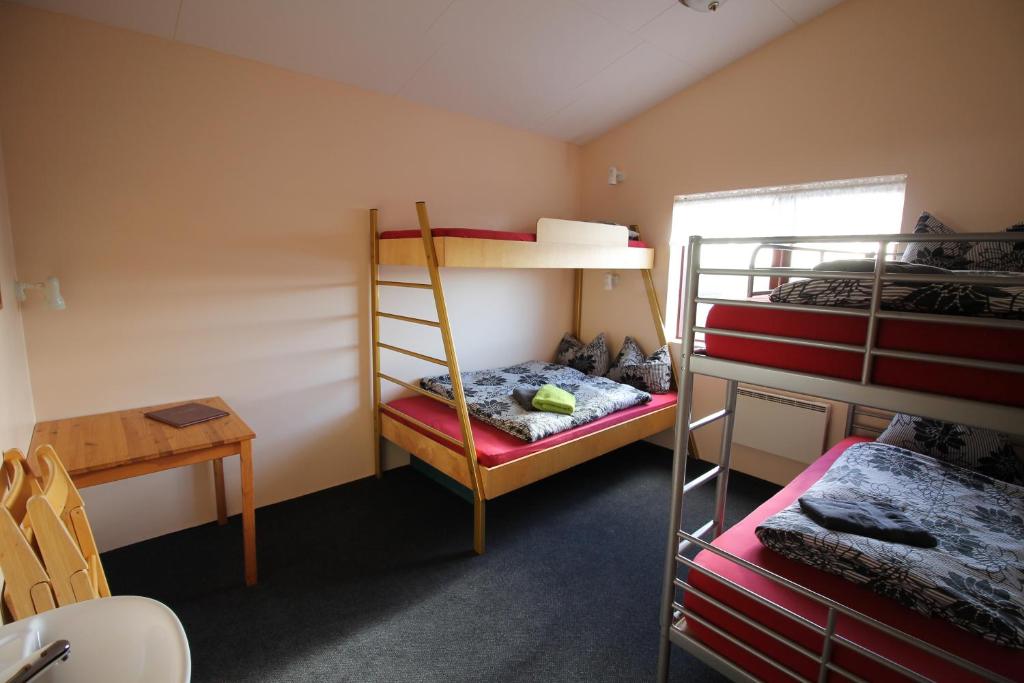 Postel nebo postele na pokoji v ubytování Hvoll Hostel