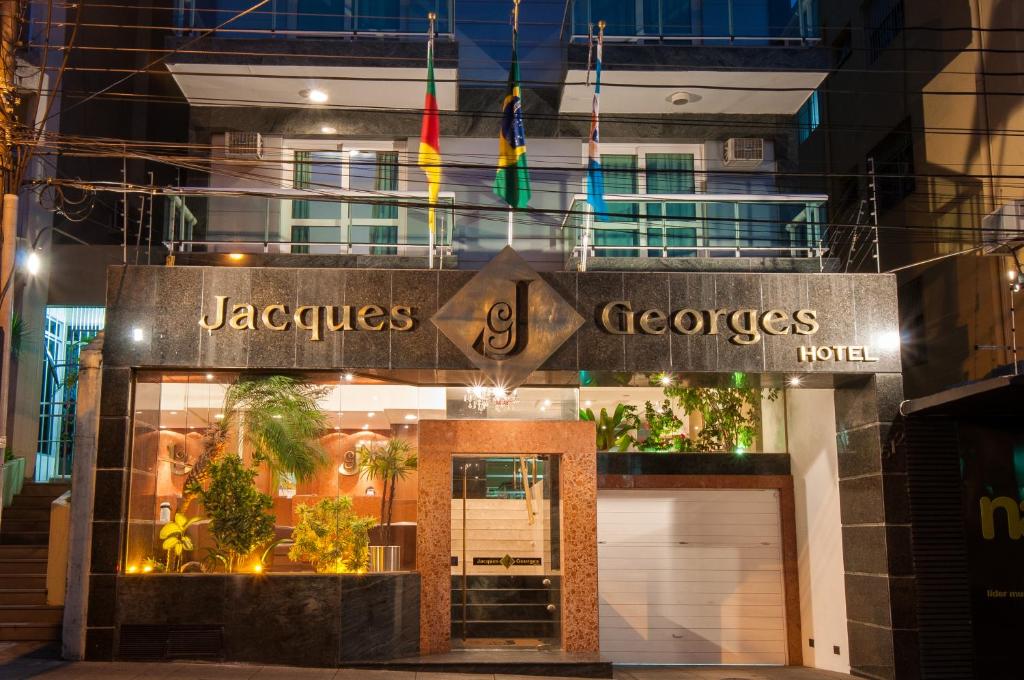 un frente de tienda con un cartel que lee crepes jacobs en Hotel Jacques Georges Business en Pelotas