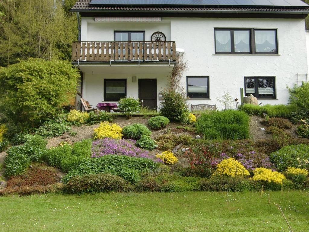 シュマレンベルクにあるFerienwohnung Lenneの花の家の前の庭