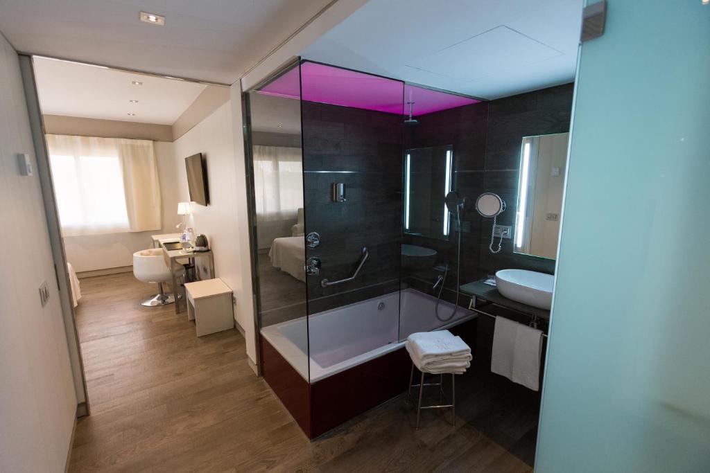 Koupelna v ubytování Felix Hotel