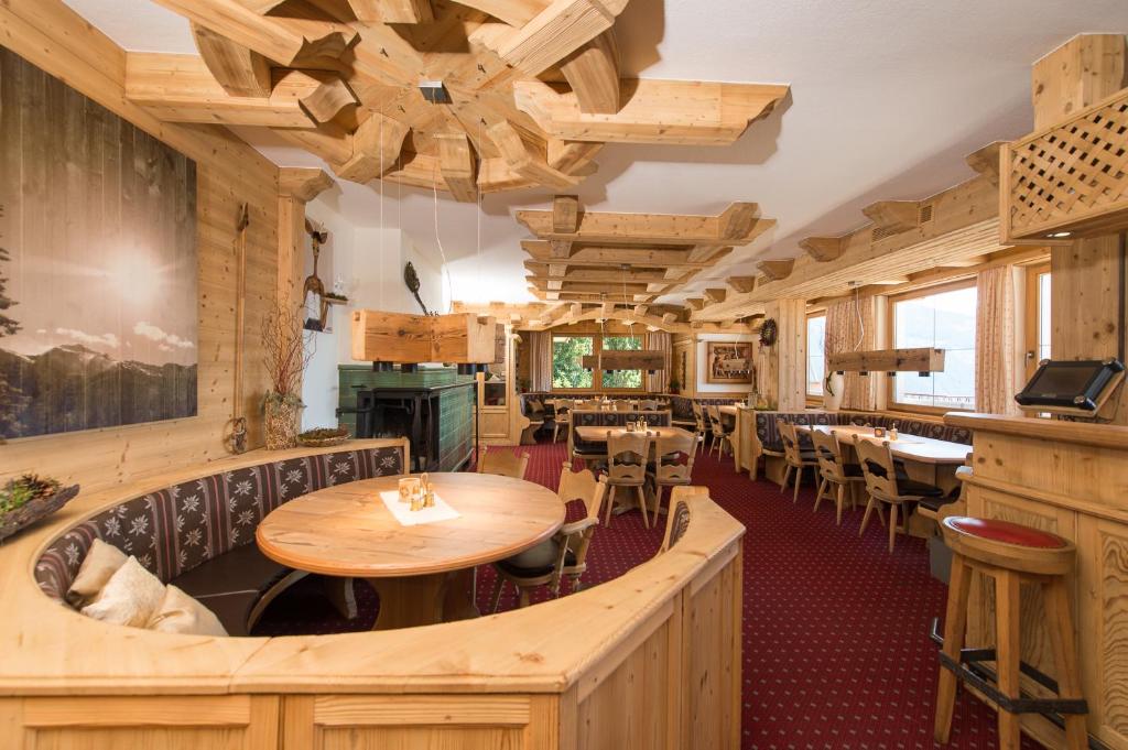TV a/nebo společenská místnost v ubytování Frieden DAS Alpine Panorama Hotel