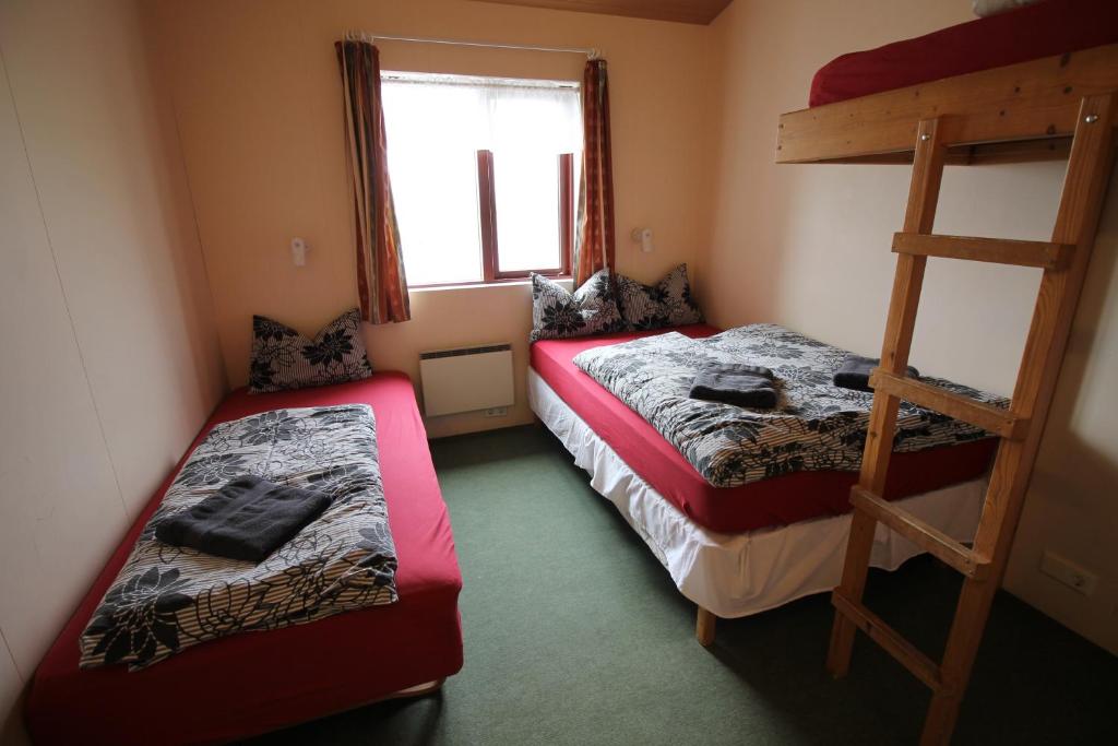 Postel nebo postele na pokoji v ubytování Hvoll Hostel