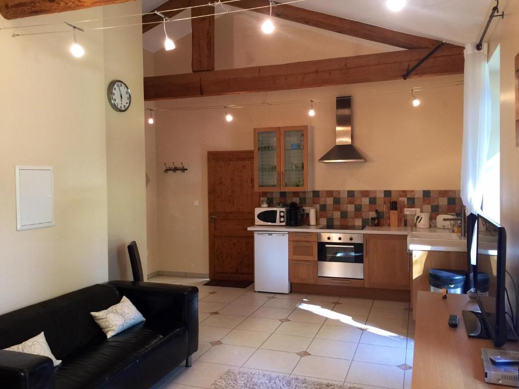 Kuchyň nebo kuchyňský kout v ubytování Gites du Caylar - Chambres et Appartments