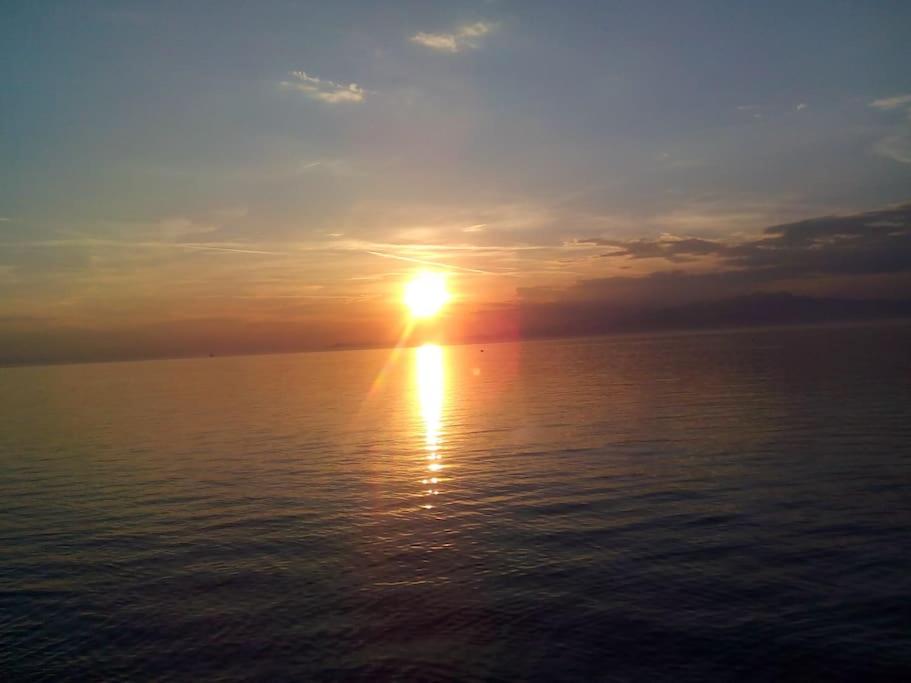 スカラ・カリラキスにあるRoula's Houseの海上の夕日