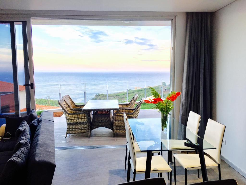 Una sala de estar con vista al mar. en Villa Pinheira II, en Estreito da Calheta