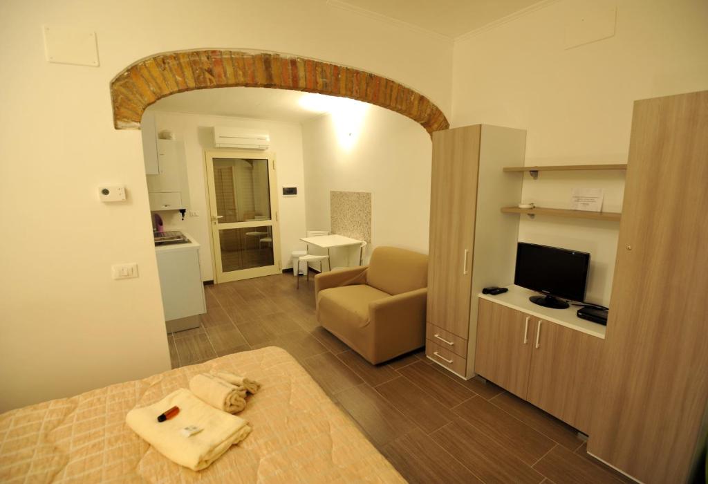 テルモリにあるLa casa di Michelaのベッドルーム1室(ベッド1台付)、リビングルームが備わります。