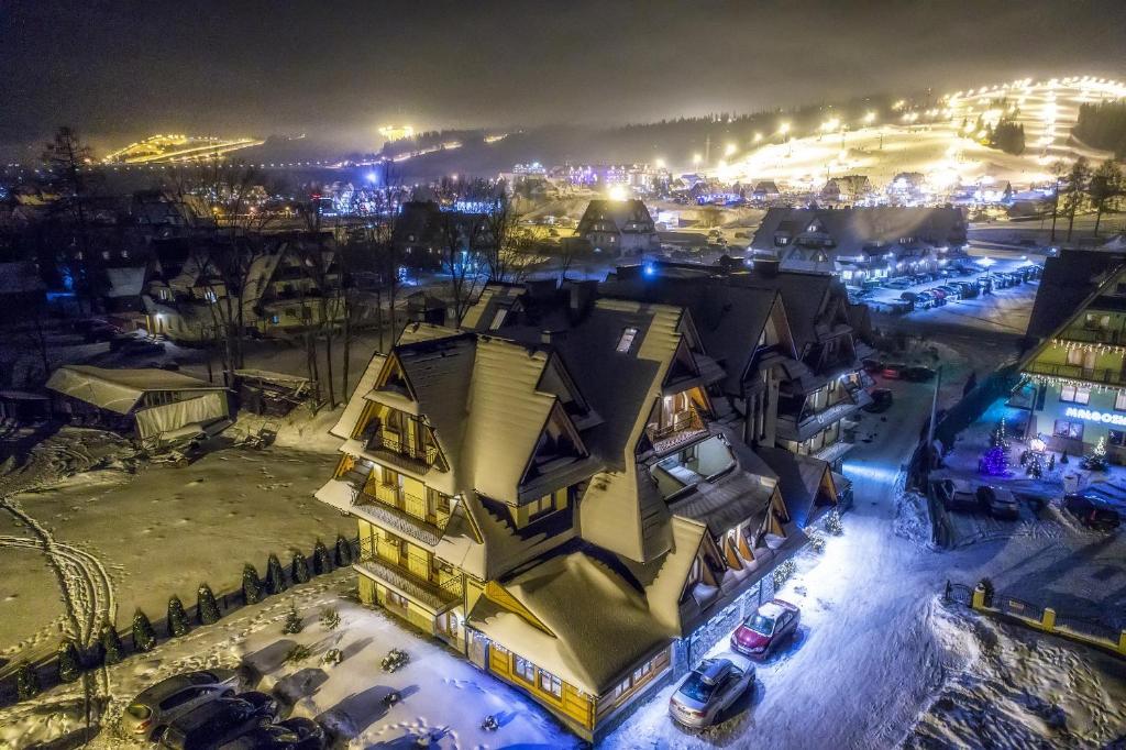 Výhľad na mesto Białka Tatrzanska alebo výhľad na mesto priamo z penziónu