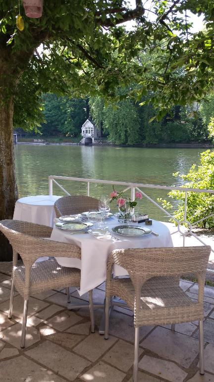 Výhled na řeku, která protéká v blízkosti hotelu