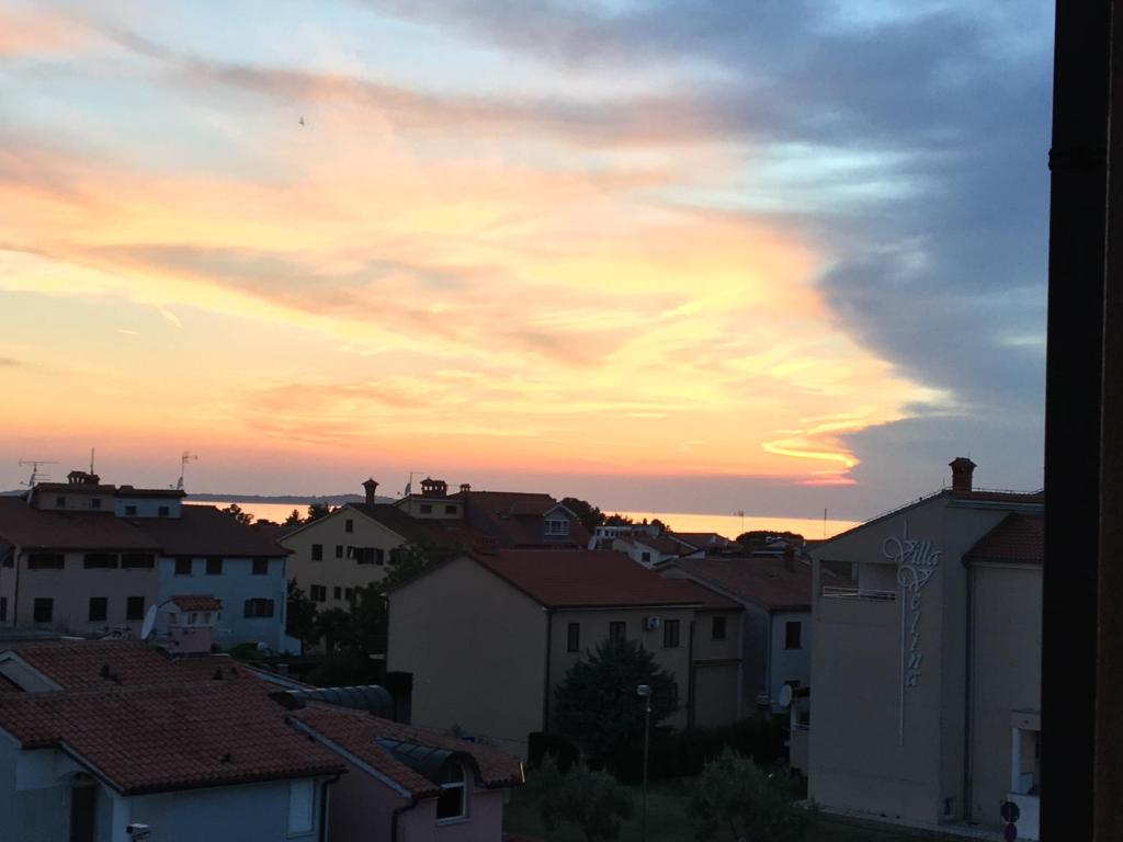 Pohľad na východ alebo západ slnka z apartmánu alebo blízkeho okolia